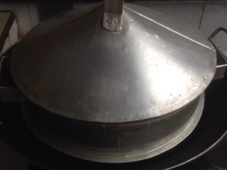 14、不上火的蒸蛋糕,放入已经烧开水的锅中，转中火蒸46分钟左右