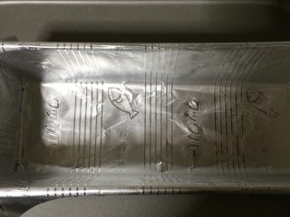 1、淋面柠檬香草磅蛋糕,把铝不粘在模具上。烹饪表也可以。