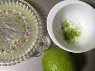 2、淋面柠檬香草磅蛋糕,干净地清洗柠檬，切开水，研磨皮肤，挤压果汁。（准备两个柠檬是很好的。）