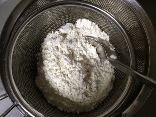 3、淋面柠檬香草磅蛋糕,面粉杏仁粉泡打粉混合