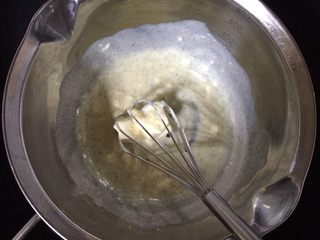 4、淋面柠檬香草磅蛋糕,将两种奶酪，柠檬汁和香草精加入碗中，加热融化。