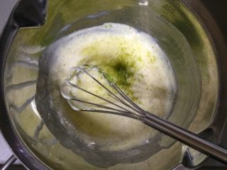 5、淋面柠檬香草磅蛋糕,④从温水中取出 ④ 加入炼乳，柠檬皮。