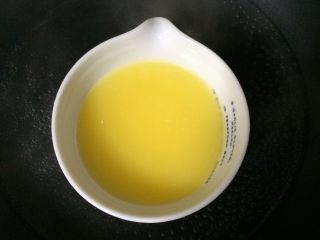 6、淋面柠檬香草磅蛋糕,也在相同的水浴中融化黄油。开始加热烤箱到170℃。