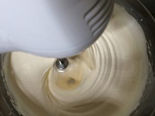 7、淋面柠檬香草磅蛋糕,把鸡蛋和砂糖放在碗里搅拌，直到搅拌器4需要约2分钟。（它不会去浴缸。）