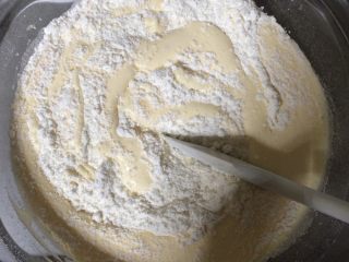 8、淋面柠檬香草磅蛋糕,再次筛选后加入⑦，彻底搅拌。（即使有一些粉末仍然可以）
