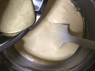 10、淋面柠檬香草磅蛋糕,把2个咖啡球放在奶酪的碗里，混合⑧的面料，把它放回⑧。