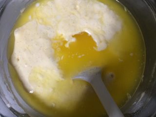 11、淋面柠檬香草磅蛋糕,继续加入温热的黄油，混合直至干净混合。（这将需要一些时间）