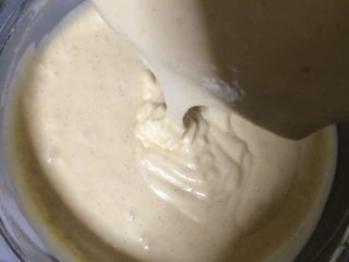 12、淋面柠檬香草磅蛋糕,从这里我们混合1至2分钟，直到它成为一个光泽的面团。