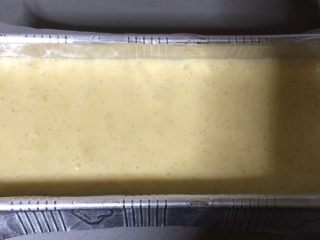 13、淋面柠檬香草磅蛋糕,放入模具。当使用相同的类型时，它将完全适合。（如果你有很多，你不必担心，虽然这是不够的混合。