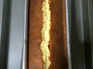 14、淋面柠檬香草磅蛋糕,烘烤，在中间170°C的烤箱中烤35至40分钟。（每个家庭的烘烤时间不同）