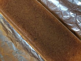 15、淋面柠檬香草磅蛋糕,清除模具中的粗热，并将其完全翻转。（如果温暖的话，很容易剥掉烧烤的颜色）