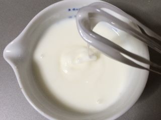 16、淋面柠檬香草磅蛋糕,我会做一个玻璃箭头。在一个小杯中加入柠檬汁和糖粉，搅拌均匀，最后加入炼乳，轻轻搅拌（见步骤24）