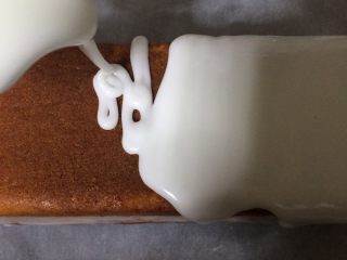 18、淋面柠檬香草磅蛋糕,我会从顶部休息。完成后，尽可能触摸表面，只使用侧面的卡片进行排列。