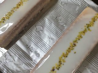 19、淋面柠檬香草磅蛋糕,开心果被放置在顶部，只要你喜欢设置。去除倒下的玻璃箭头。（这将需要大约一个小时，直到它巩固）