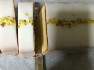 20、淋面柠檬香草磅蛋糕,把小刀放在织物下面，稍微花一点力气把它移到左边，就可以把边烤的颜色拿掉而不会脱落。