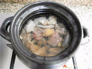 3、当归鸽子汤,鸽子肉和3碗半清水下砂锅（因是1人份量，水量请自己调整）。