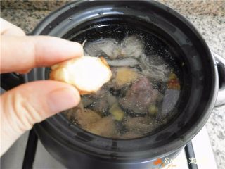 4、当归鸽子汤,放姜2片。