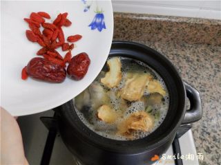 9、当归鸽子汤,放红枣、枸杞（如怕上火：红枣可洗干净，去掉中间的核）。