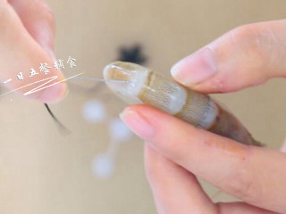 2、茄汁大虾,虾洗净用牙签去虾线。