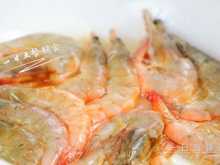 6、茄汁大虾,把虾一个个放入中火煎。