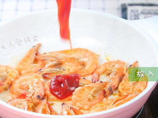 8、茄汁大虾,放入番茄沙司。