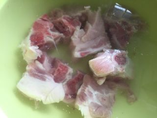 1、【老黄瓜无花果排骨汤】清热祛燥，消脂瘦身,汤骨浸泡半小时。