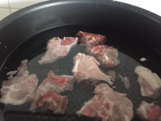 2、【老黄瓜无花果排骨汤】清热祛燥，消脂瘦身,冷水入锅。