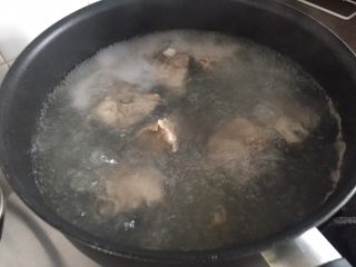 3、【老黄瓜无花果排骨汤】清热祛燥，消脂瘦身,焯水后捞出备用。