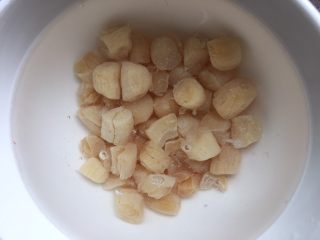 4、【老黄瓜无花果排骨汤】清热祛燥，消脂瘦身,干贝提前一晚泡发。