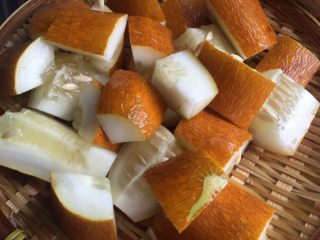 5、【老黄瓜无花果排骨汤】清热祛燥，消脂瘦身,老黄瓜切大块，备用。