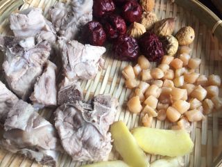 6、【老黄瓜无花果排骨汤】清热祛燥，消脂瘦身,材料备齐。