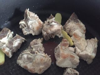 7、【老黄瓜无花果排骨汤】清热祛燥，消脂瘦身,热锅热油，下姜片后煎汤骨微微金黄。