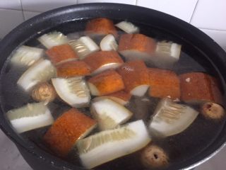 9、【老黄瓜无花果排骨汤】清热祛燥，消脂瘦身,下老黄瓜块、无花果干，加水。