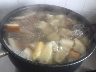 10、【老黄瓜无花果排骨汤】清热祛燥，消脂瘦身,沸腾后，盖盖子转小火焖煮一个小时。