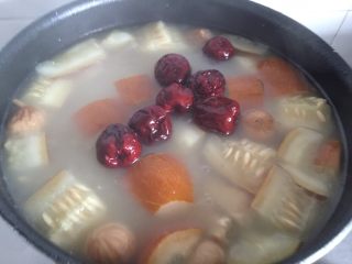 11、【老黄瓜无花果排骨汤】清热祛燥，消脂瘦身,一个小时后下红枣，再盖盖子焖煮十分钟。后调味出锅。