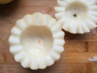 4、冰糖雪梨盅,把中间果肉也挖出来一部分。