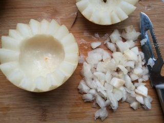 5、冰糖雪梨盅,挖出来的梨切成小块，也可以以直接吃掉。