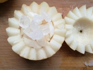 6、冰糖雪梨盅,放进梨中间，再放入冰糖。