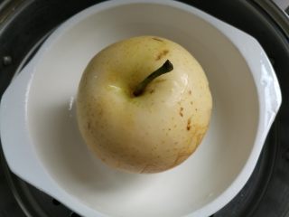 7、冰糖雪梨盅,放进碗里，上锅蒸20分钟。