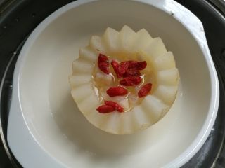 8、冰糖雪梨盅,放入枸杞子再蒸5分钟即可。