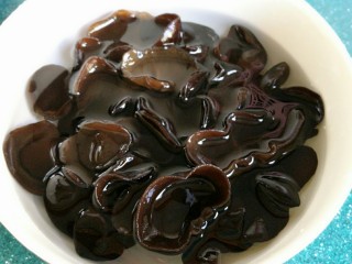 3、石蛤蟆水饺（博山水饺的包法）,木耳也提前泡发好。