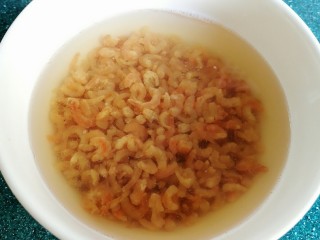 4、石蛤蟆水饺（博山水饺的包法）,海米用水泡一小时。