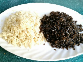 5、石蛤蟆水饺（博山水饺的包法）,把笋片和木耳分别剁碎。