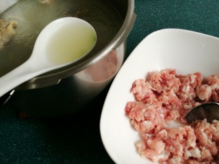 7、石蛤蟆水饺（博山水饺的包法）,分两次往肉馅中加入提前煮好的骨汤，每次都用筷子朝一个方向搅打上劲。