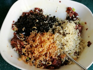 9、石蛤蟆水饺（博山水饺的包法）,再加入剁碎的笋片、木耳和海米。
