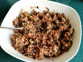 10、石蛤蟆水饺（博山水饺的包法）,再加入多一点的香油，然后拌匀。