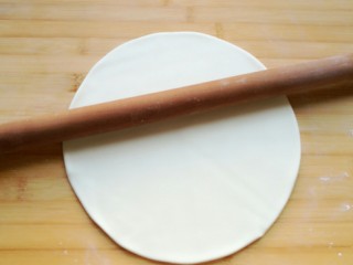 12、石蛤蟆水饺（博山水饺的包法）,就像做手擀面一样用擀面杖擀开。