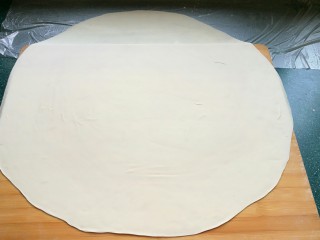 13、石蛤蟆水饺（博山水饺的包法）,一直擀成厚薄均匀的圆形大面皮。然后往上面撒一些面粉防沾。