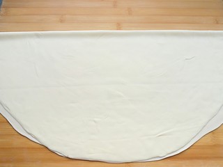 14、石蛤蟆水饺（博山水饺的包法）,把面皮对折。