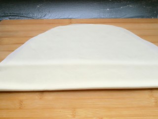 15、石蛤蟆水饺（博山水饺的包法）,然后再往上折，就像折扇子一样。